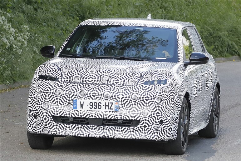 新型日産「マイクラ」の実車をスクープ！　ルノー5 Eテック エレクトリックベースのBEVとして欧州にて登場予定