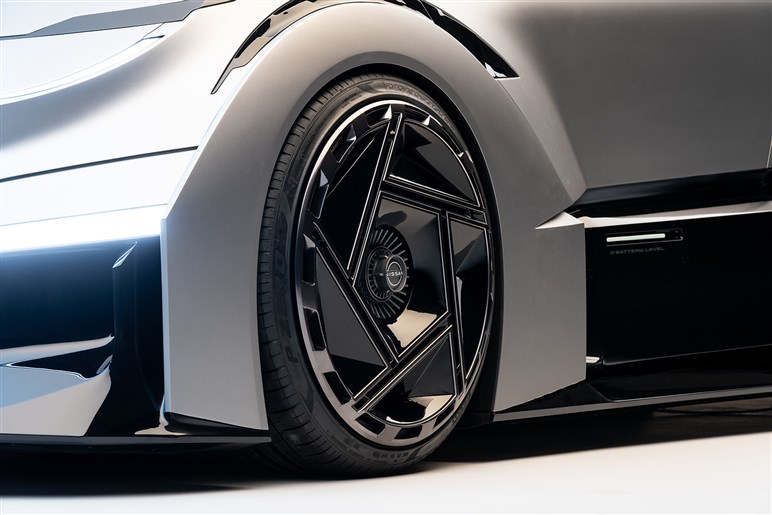 新型日産「マイクラ」の実車をスクープ！　ルノー5 Eテック エレクトリックベースのBEVとして欧州にて登場予定