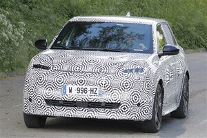 新型日産「マイクラ」の実車をスクープ！　ルノー5 Eテック エレクトリックベースのBEVとして欧州にて登場予定