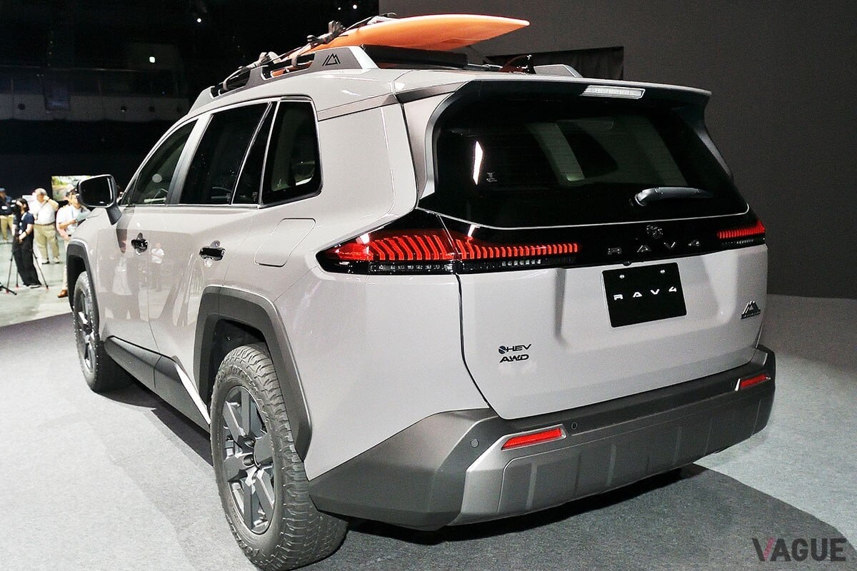 トヨタ新型「RAV4」のリアシートは快適か？ ボディサイズは現行車とほぼ同じ！ レジャードライブと相性がいいSUVだからこそ気になる「後席の居住性」