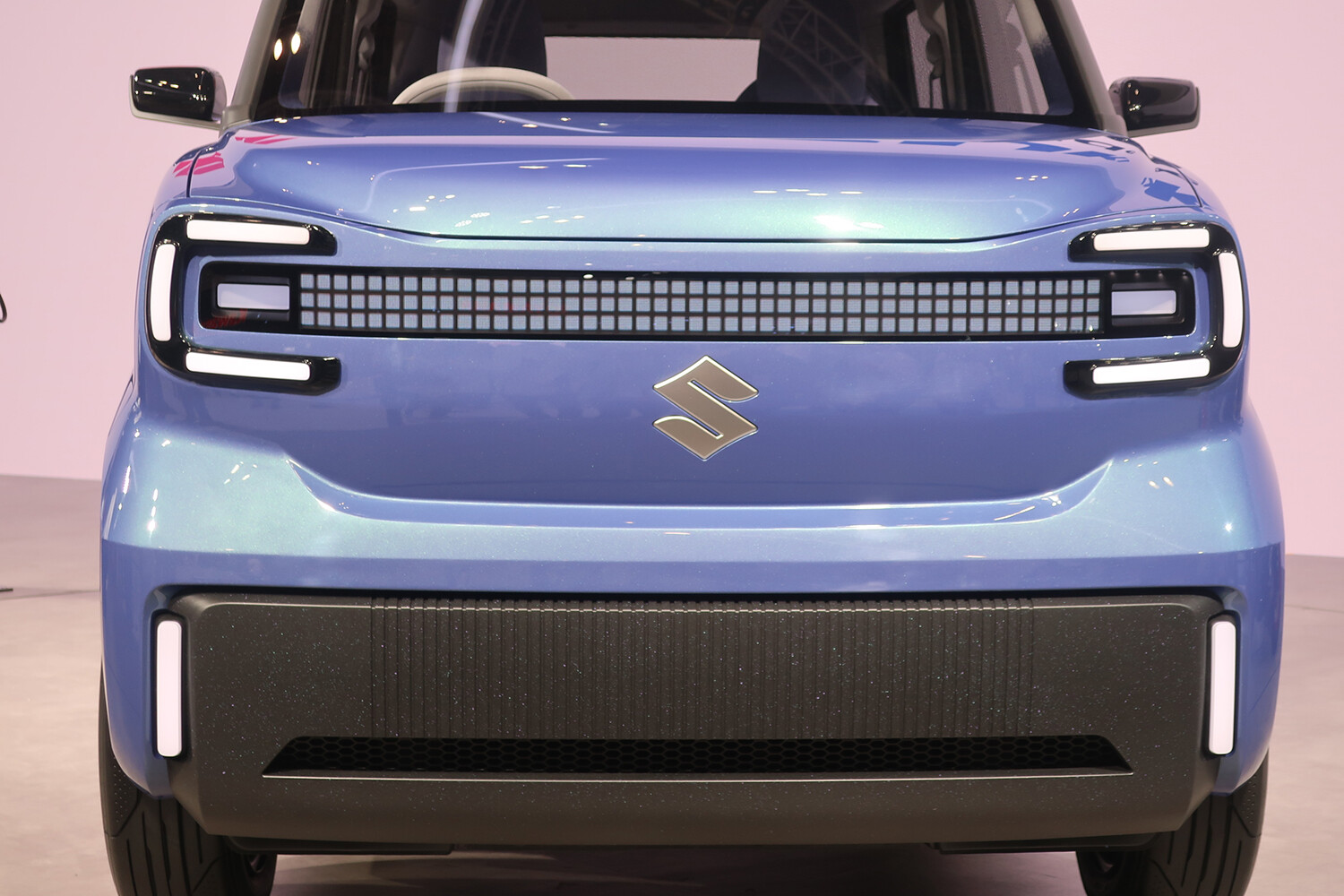 スズキの乗用軽EVは「浮遊」がテーマ！　デザイナー３名にデザインのキモを直撃取材!!　【ジャパンモビリティショー2025】