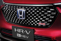 ホンダがほぼ新型「ヴェゼルRS」を世界初公開！ 鮮烈レッドの新型SUV「HR-V RS」は精悍黒グリルが魅力的!?