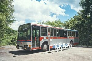 降車ボタン押すと蒸気がシュウゥゥ… 大改造された路線バス 乗車は水着で!?