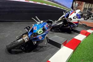 “ヨシムラ公式”サイレンサー装備で進化したスズキ「ミニGSX-R」!? ジャパンモビリティショーで注目を集めた“小粋な一台”とは？