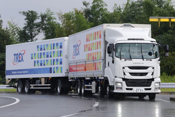 トラックの超特盛 1台でトラック2台分の荷物を運べるダブル連結トラックの進化にワクワクが止まらない ベストカーweb の写真 2ページ目 自動車情報サイト 新車 中古車 Carview