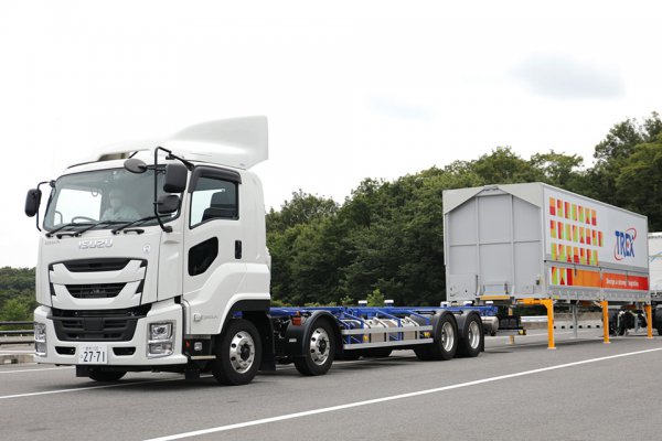 トラックの超特盛 1台でトラック2台分の荷物を運べるダブル連結トラックの進化にワクワクが止まらない ベストカーweb の写真 2ページ目 自動車情報サイト 新車 中古車 Carview