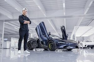 ランド・ノリス、ワンオフのマクラーレン『765LTスパイダー』を納車。自身でデザインもカラーリングは”あえて”控えめに