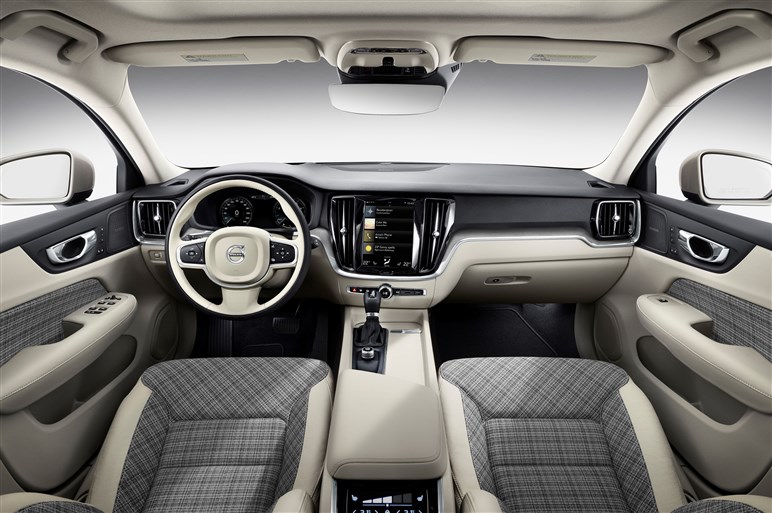 ボルボ新型V60。最新のデザイン言語採用で強力なライバルに臨む