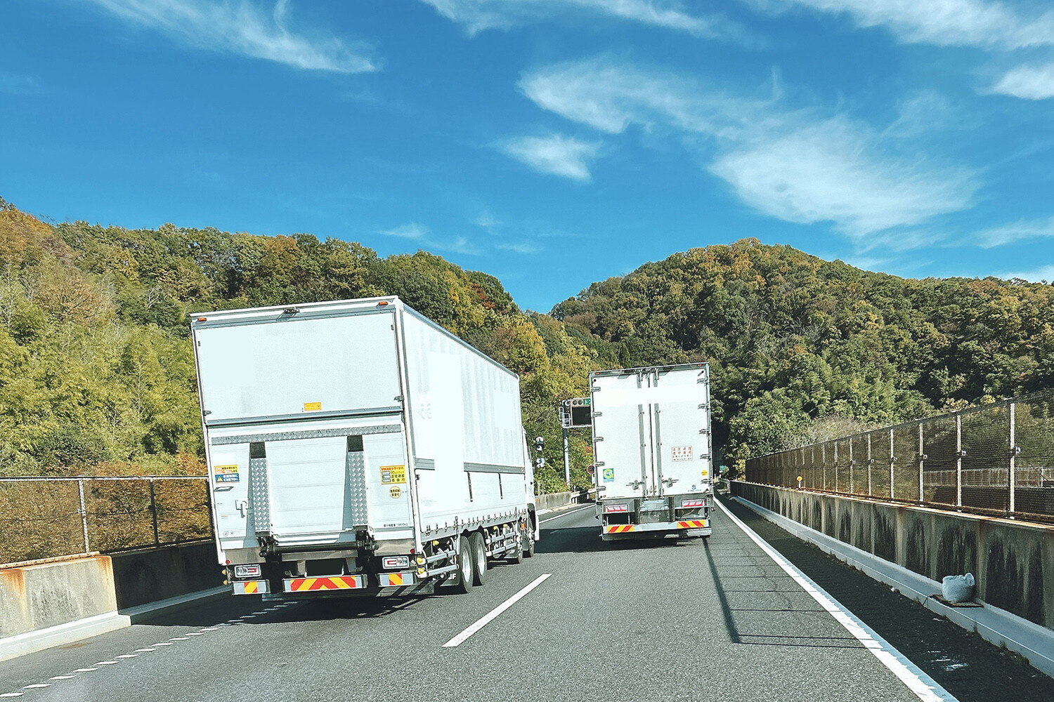 車両総重量２万kgだぞ！　荷物満載の大型トラックはそう簡単に止まれない！　急に割り込む乗用車は自殺行為だと知るべき