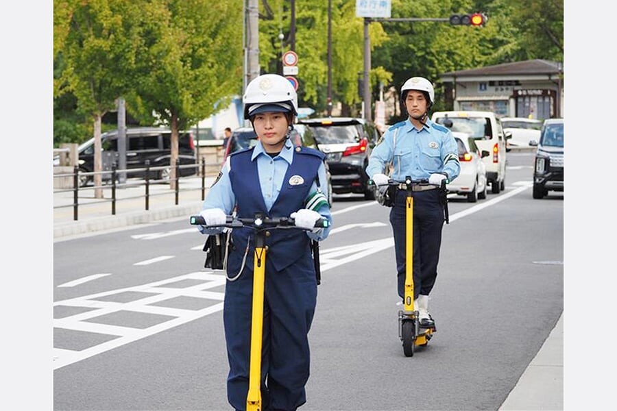 大阪府警が電動キックボードをパトロールに使用!? SNSでは「時間とお金の無駄」「警察官が見本見せてくれればわかりやすい」など賛否両論 導入にはどんな狙いが？