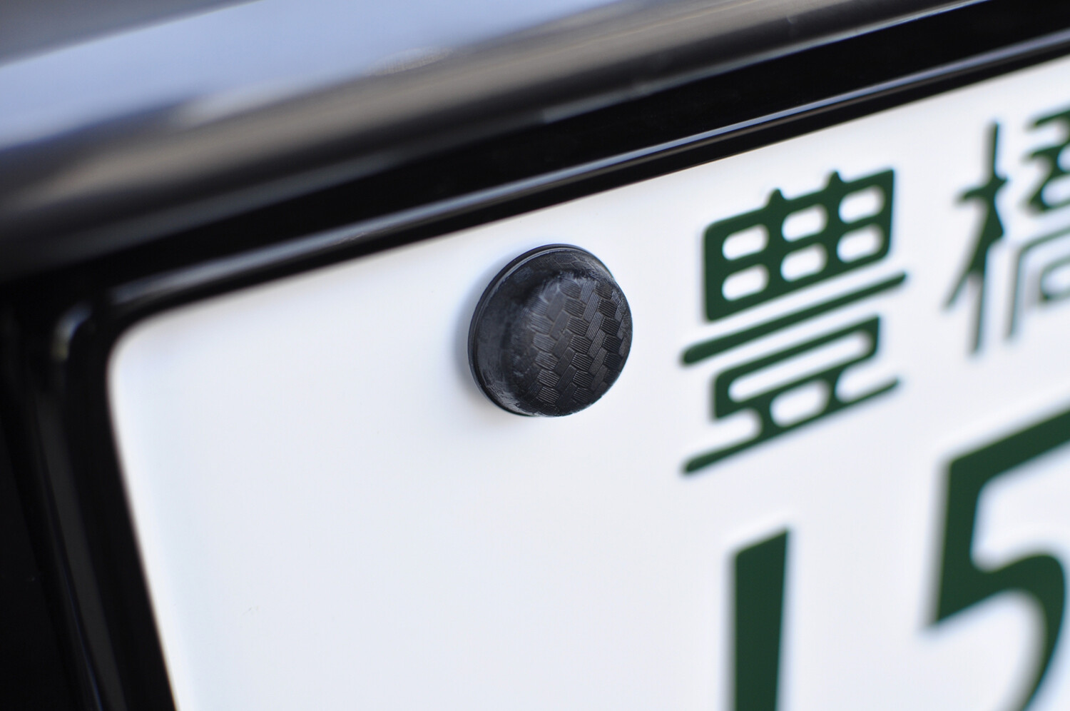 シール１枚でも罰金50万円以下の可能性あり！　軽い気持ちでもナンバープレートをデコるのはNG