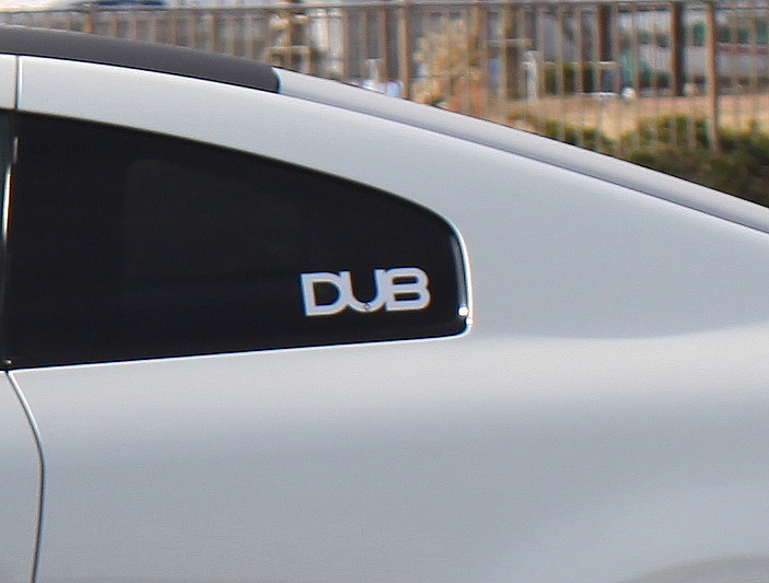 D A D Dub ツイン日の丸 カスタムカーの窓に見かけるステッカーは一体何もの Auto Messe Web 自動車情報サイト 新車 中古車 Carview
