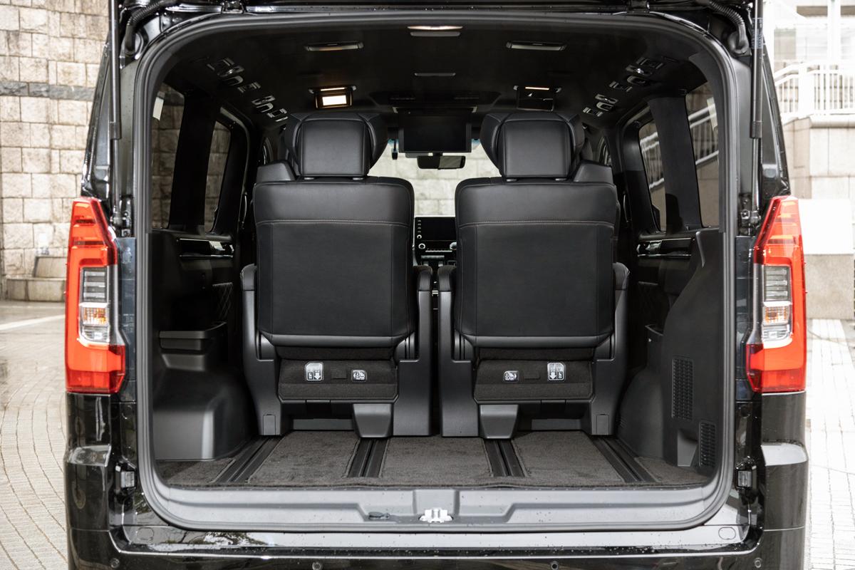 試乗 いま話題の巨大ミニバン トヨタ グランエース は圧巻の豪華さと驚異の取り回しがスゴイ Web Cartop 自動車情報サイト 新車 中古車 Carview