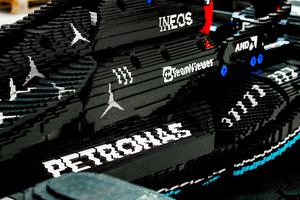 F1日本GPで世界初披露。レゴブロックで制作された実車サイズのメルセデスF1マシンが登場
