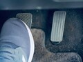 ブレーキペダルに違和感？原因と対処法、放置するリスクを徹底解説