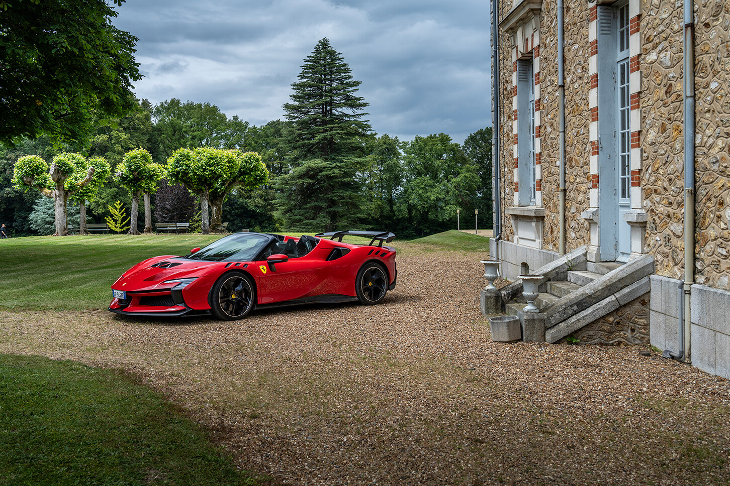 なんてフェラーリだ！ 全世界599台限定「SF90XX スパイダー」に驚愕。公道試乗で分かったその真価【スーパーカー最前線】