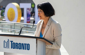 トロント市長がドジャースユニ着て街を自転車で疾走！ ワールドシリーズの激戦の裏でなにが!?