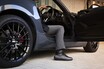裸足じゃダメなの!? クルマを運転するときの履き物について解説