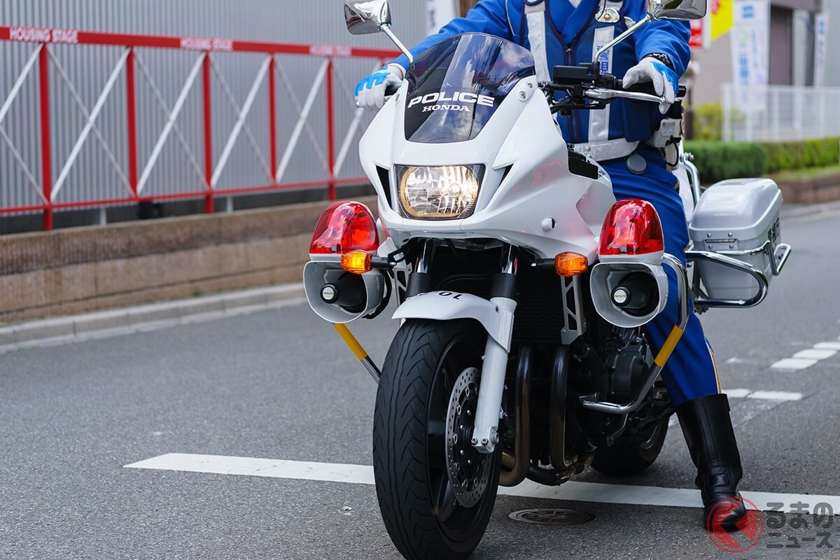 話題の「白バイコスプレおじさん」 何が問題？ “警察官”みたいな青服＆白バイで道端に…ネットでは賛否両論！ 法律的には？