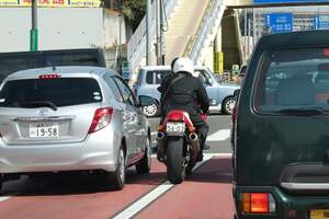 バイクでのすり抜けは危険だけど違反じゃない!? でも取り締まりを受ける事がある理由とは