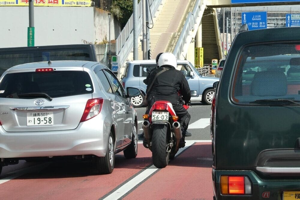 バイクでのすり抜けは危険だけど違反じゃない!? でも取り締まりを受ける事がある理由とは