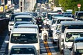 バイクでのすり抜けは危険だけど違反じゃない!? でも取り締まりを受ける事がある理由とは