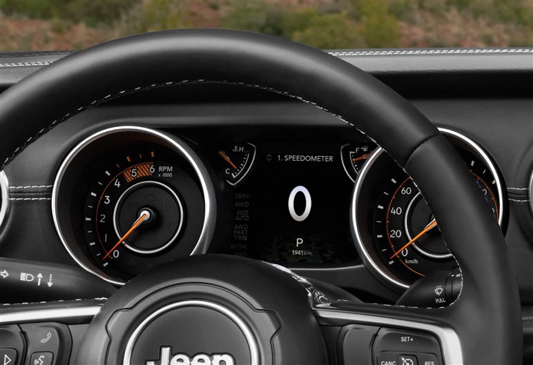 ジープ・ラングラーに電動ソフトトップを搭載した特別仕様車が追加。170台限定で価格は820万円