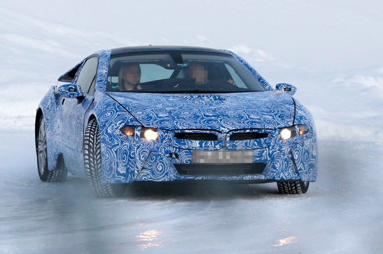 BMW i8 冬テスト捕獲　オープンモデル画像も