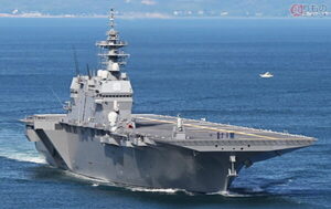 史上初！ 日本最大の「空母な護衛艦」激セマ＆メチャ混雑な“交通の難所”を通過 どんな様子？