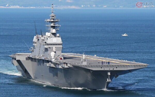 史上初！ 日本最大の「空母な護衛艦」激セマ＆メチャ混雑な“交通の難所”を通過 どんな様子？