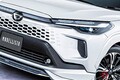 トヨタ新型「カローラ“クロス”」発表！ 超精悍エアロ仕様も“大幅刷新”！ 初の「斬新“機能”」搭載＆4年ぶり顔面刷新の「コンパクトSUV」用「MODELLISTA PARTS」とは