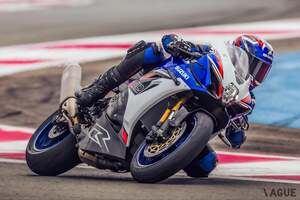 40周年の節目にサプライズ初公開！ スズキのスーパースポーツバイク「GSX-R1000」の新型は「本気のレース向けスペック」に胸アツです