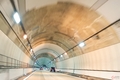 渋滞緩和やぼんやり運転を防止　トンネル内に備えられた照明の役割とは？