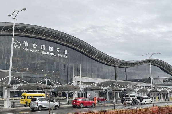 仙台に「巨大な珍客」降臨！なぜ？ “世界最強エンジン”搭載の激レア機の能力＆「大迫力」な様子とは