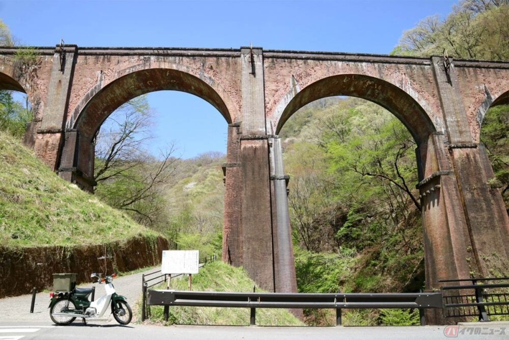 突如目の前に現れるレンガ造りの巨大なアーチ橋 群馬県碓氷峠にある鉄道施設 めがね橋 が圧巻だった バイクのニュース 自動車情報サイト 新車 中古車 Carview