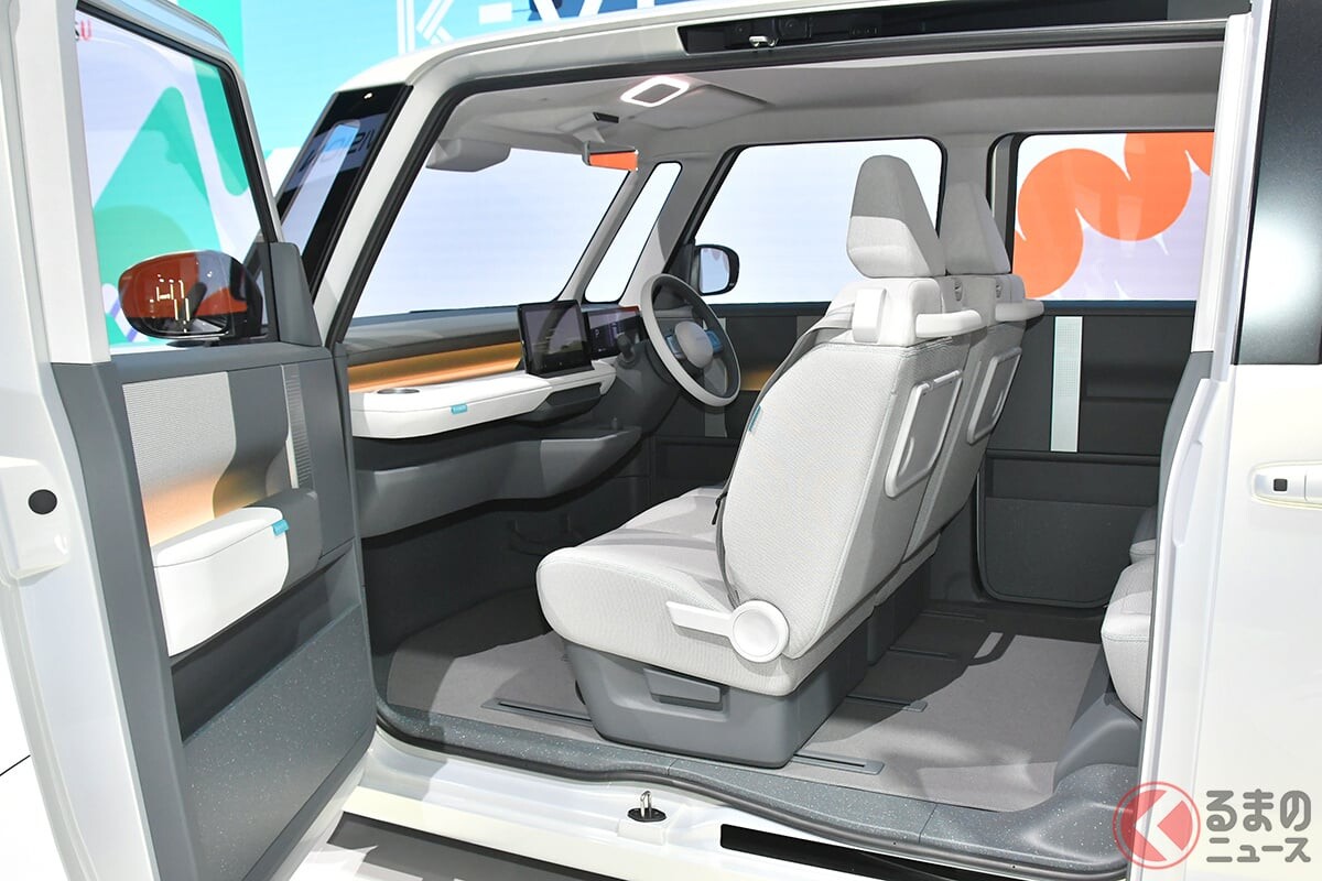 ダイハツ新「軽ワゴン」世界初公開！ 往年の「ムーヴコンテ」風“カクカクデザイン”＆「両側スライドドア」採用！ 車中泊で役立つ「画期的システム」も搭載！ “20％以上”の燃費向上にも期待の「K-VISION」って？