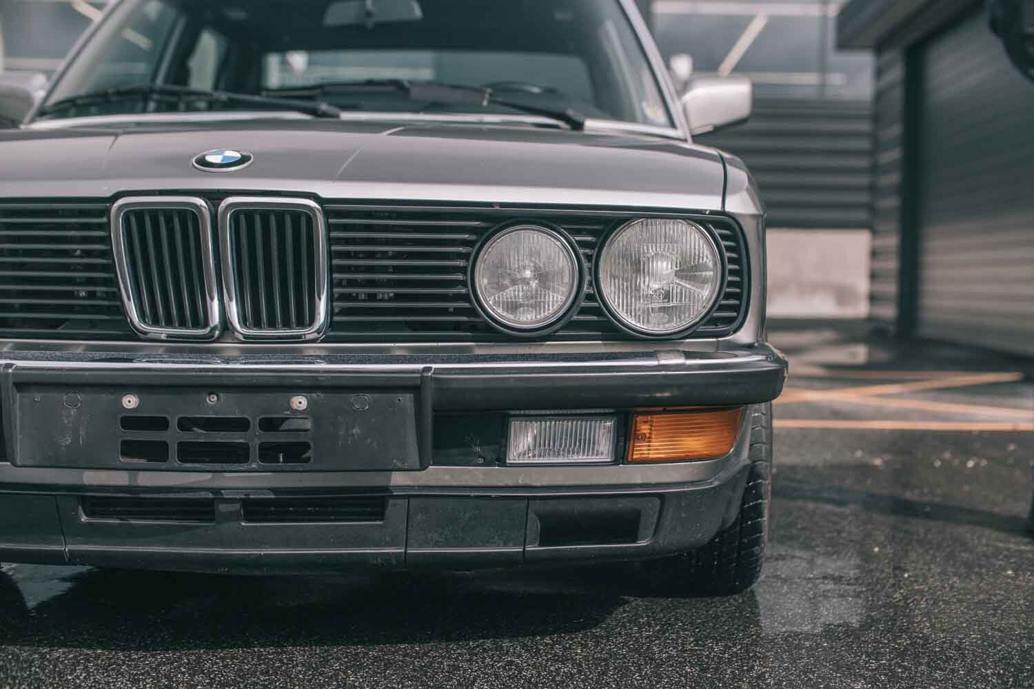 BMW初代「M5」は約1100万円！ 走行距離14万キロでも予想以上に高値がついたのは世界的に「E28 M5」が再評価されつつある証拠!?