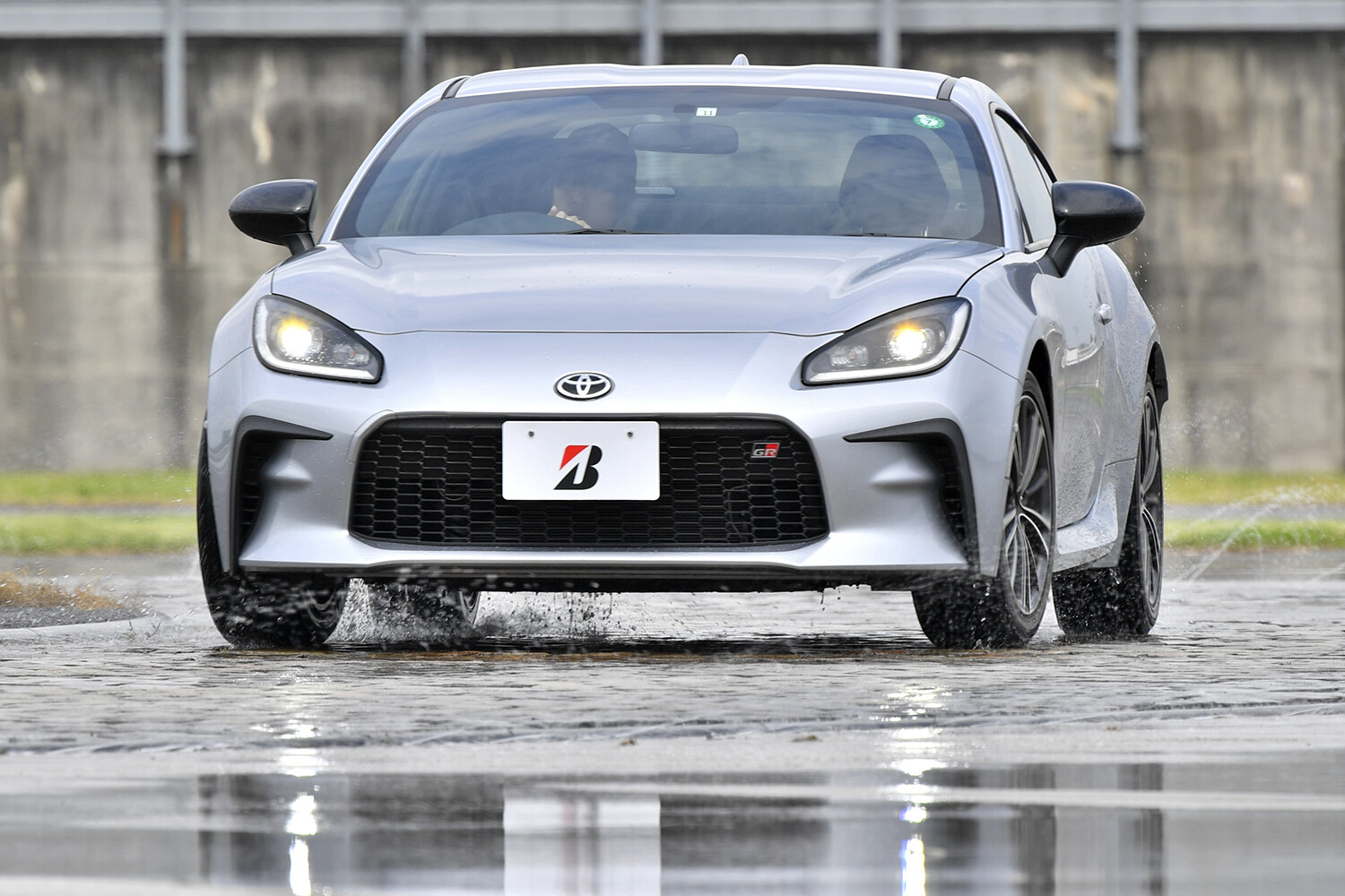 必要なのは速さよりも正確なラップを刻む機械のような走り！　ブリヂストンの極秘基地「ブルーピンググラウンド」でタイヤ開発の現場を体験したら職人技に圧倒された