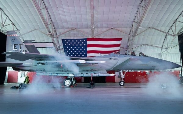 沖縄に米空軍「最新鋭戦闘機」初見参!! でも来年から配備予定なのにナゼ？ 秘められた「重要な目的」とは