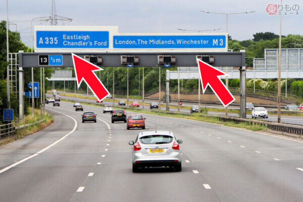 なぜ高速看板は青じゃない？「目に優しい」は俗説です！ じつは60年前の検証結果が由来