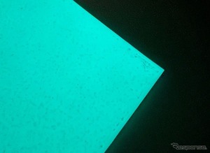 災害時誘導用「蓄光シート」、日本初となる路面施工…屋外路面での耐久性