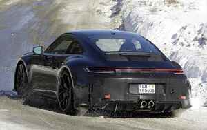 【スクープ】ポルシェ「911 GT3ツーリング」改良新型をキャッチ！ 内部にはフルデジタル化へ！