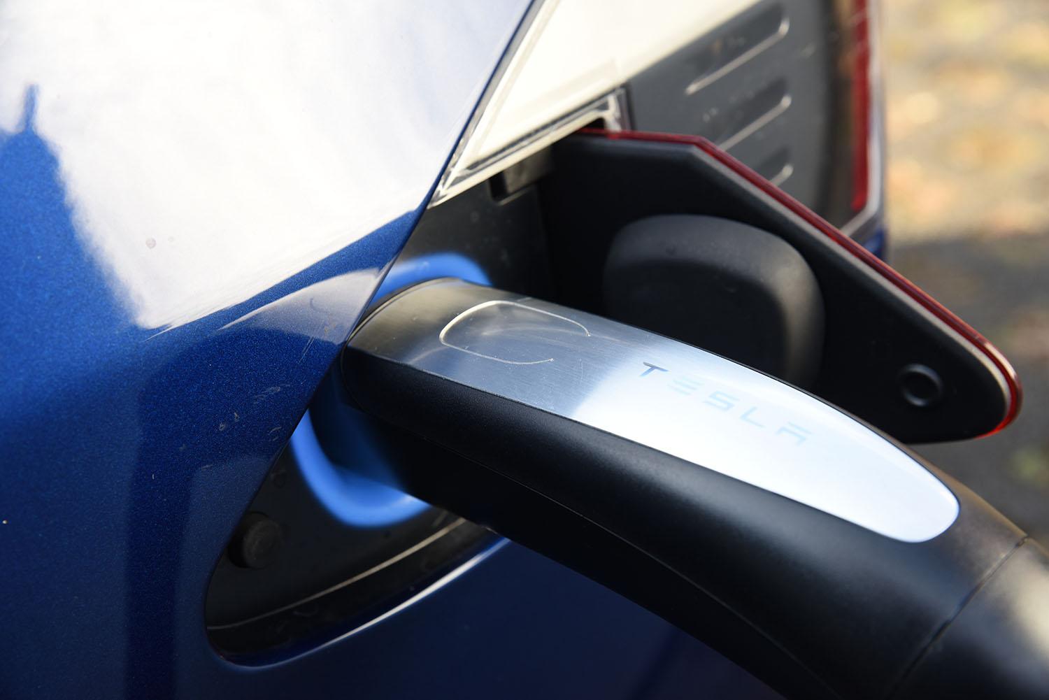 いま電気自動車の テスラ に女性が熱視線 人気の理由５つと 気になるネガ Web Cartop 自動車情報サイト 新車 中古車 Carview