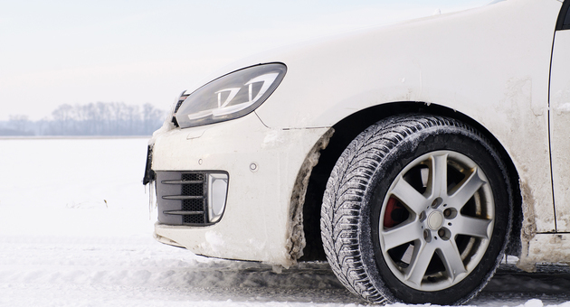 スタッドレスタイヤには装着の向きがあるのはご存じですか？逆に装着したらどうなる？