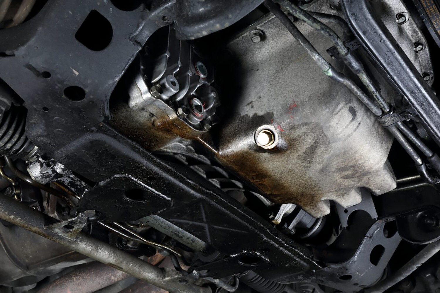 キチンと動くのになんで？　精密機械のクルマのエンジンからオイルが漏れるワケ