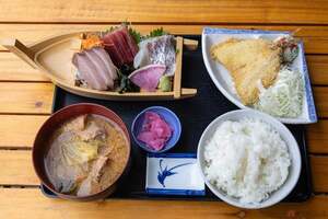 逗子で唯一の漁港近くにある『海鮮居酒屋　坪まる』へ　ランチは「刺し盛り」がセットの日替わりがオススメ　美味しいアジフライを求めて走る旅