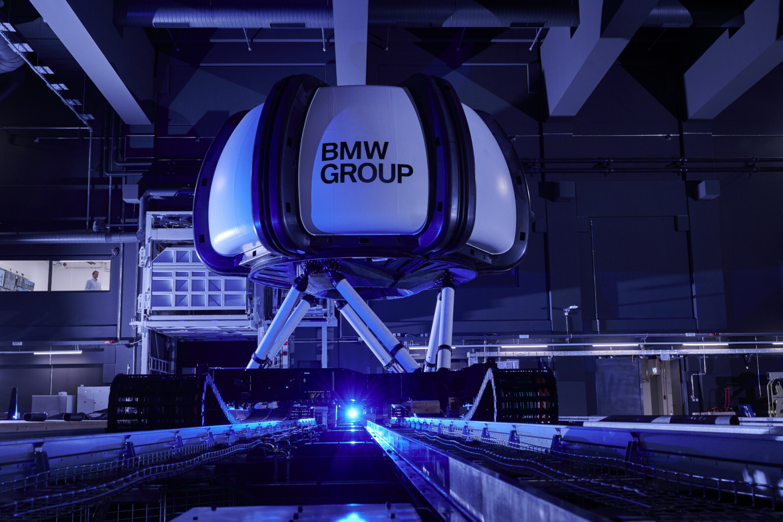 BMWが超大規模シミュレーションセンターを新設！ 1日最大100人のテスターが働く先進設備を公開