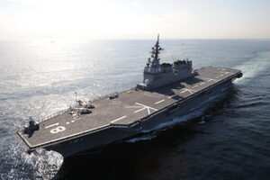 空母のような護衛艦に「陸自最強の攻撃ヘリ」が舞い降りた！ 艦内の巨大なエレベーターで移動する様子も公開