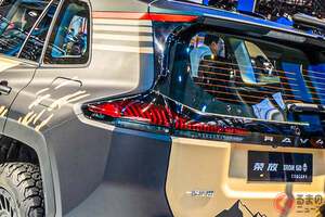 トヨタ新型「RAV4」“ロリンザー”モデル公開！ ７年ぶり全面刷新＆“約334万円”の「大人気SUV」にワイルドモデル？ タフ顔の「IRON GO」が話題に