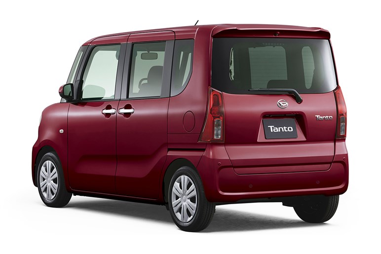 【ダイハツ軽の真っ向勝負】スライドドア化した新型「ムーヴ」vs「タント」。選ぶなら“100mm違う全高”と“使い方”に注目？